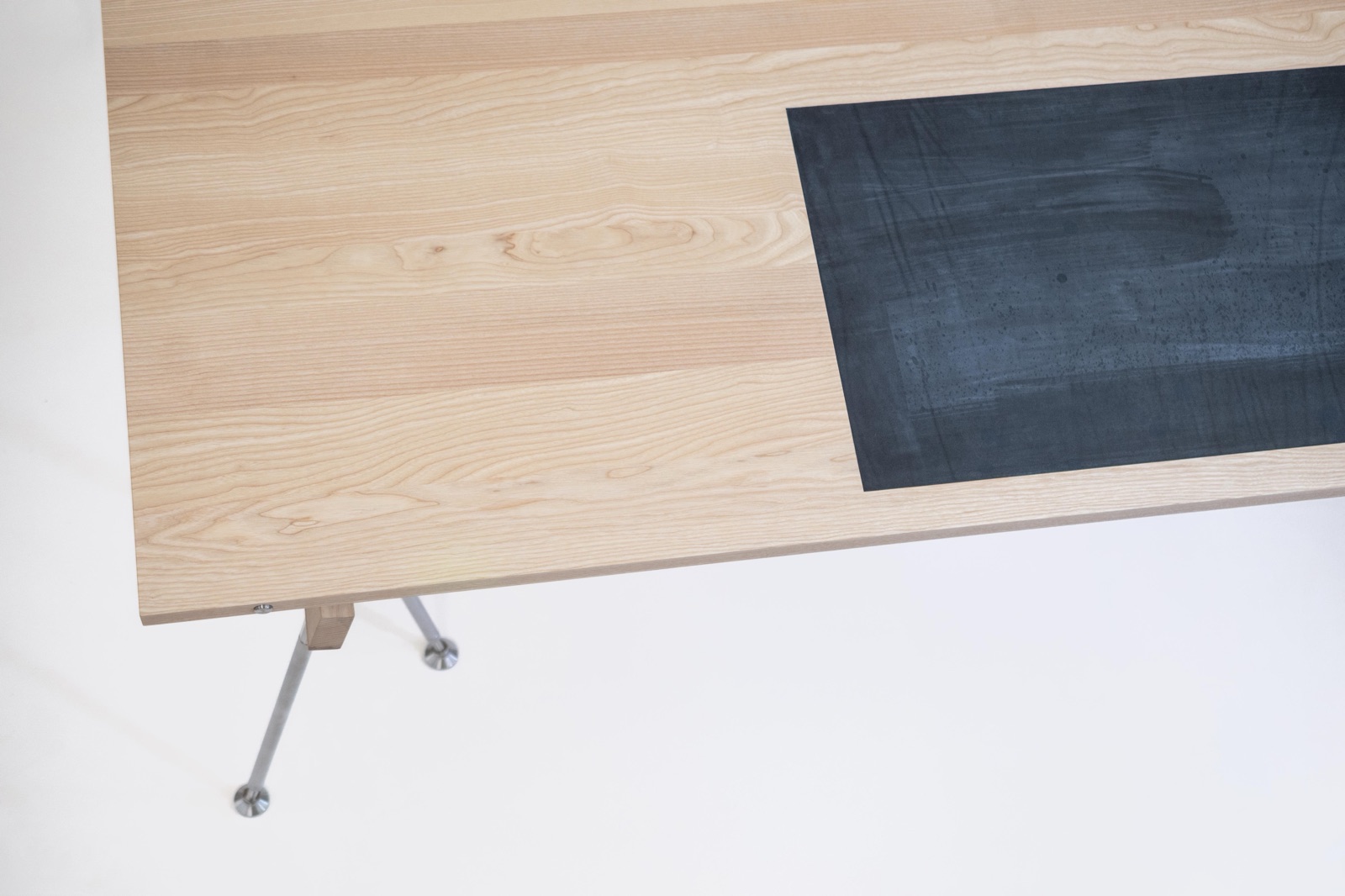 Ateliertisch — Tischplatte mit dunklem Einsatz