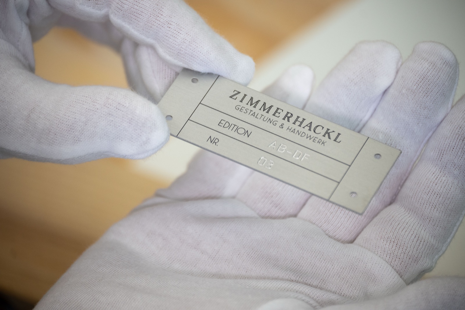 Ateliertisch — nummeriertes Edition-Schild