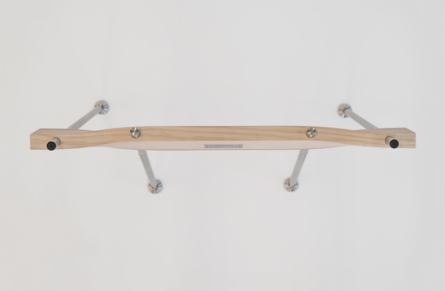 Ateliertisch — dampfgeformtes Eschen-Gestell an der Wand