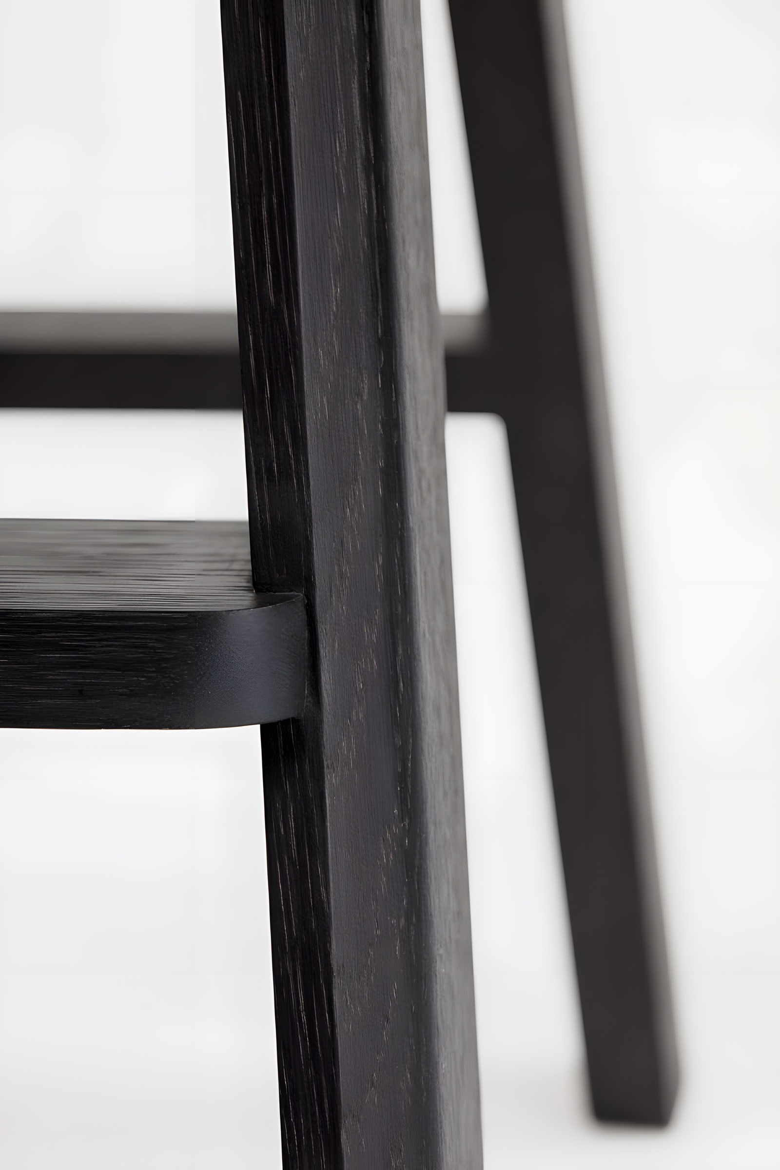 Hockerfamilie — schwarzes Bein-Detail