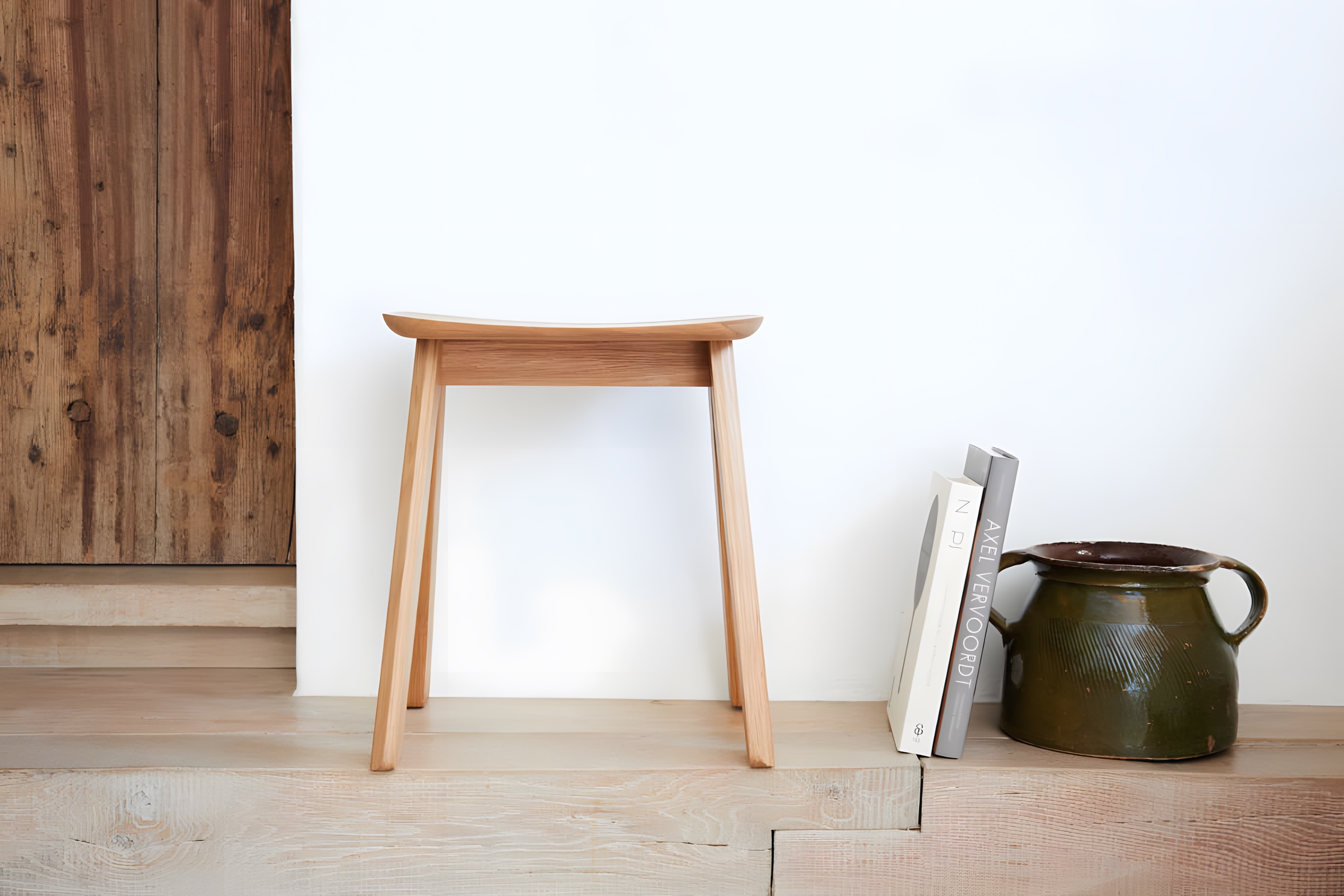 Hockerfamilie — Eiche-Hocker mit Büchern
