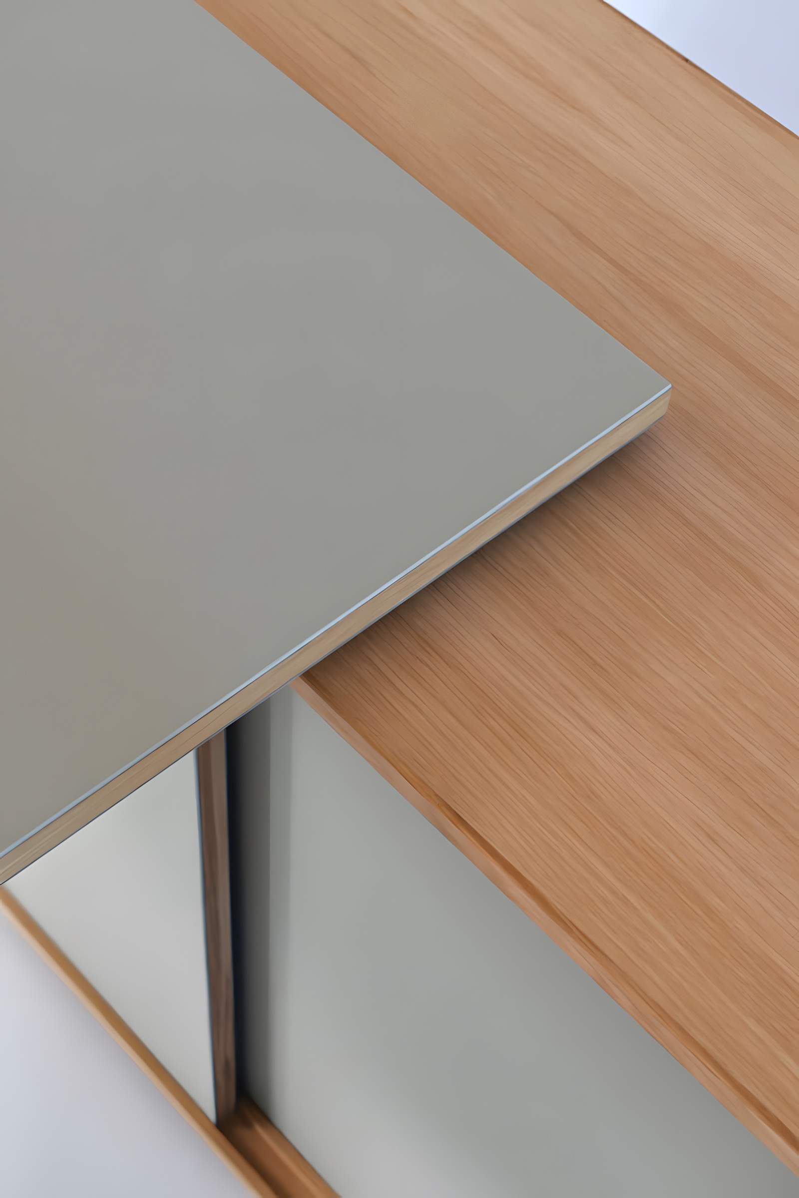 Schreibtisch aus Eiche mit Linoleum und Messing-Griffen