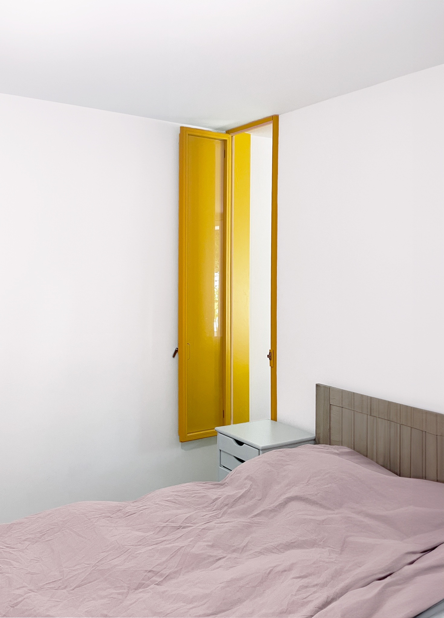 Einbauten Olympiadorf — gelber Einbauschrank im Schlafzimmer
